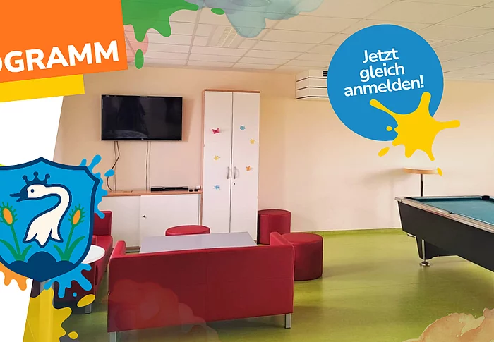 Grafik zur Ankündigung des Programms im Teublitzer Jugendtreff. Zu sehen ist der Innenraum des Jugendtreffs mit einer roten Sitzecke, Tischen, einem Fernseher sowie einem Billardtisch und einem Tischkicker. Die Grafik ist mit farbigen Gestaltungselementen in Orange, Gelb, Blau und Grün versehen. Links oben steht in weißer Schrift „PROGRAMM“. Darunter ist das Wappen des Jugendtreffs mit einem weißen Schwan auf blauem Grund abgebildet. Rechts oben befindet sich ein blauer Kreis mit der weißen Aufschrift „Jetzt gleich anmelden!“.