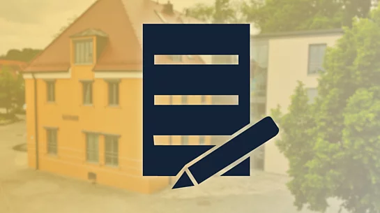 Symbole für eine Bewerbung vor einer Ansicht des Teublitzer Rathauses.