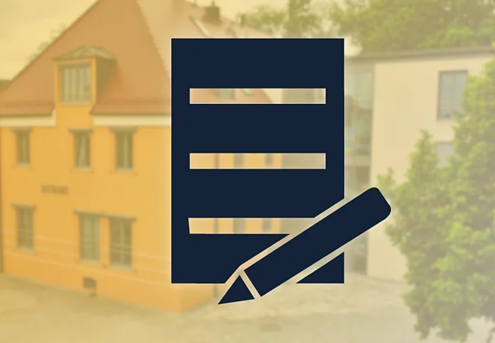 Symbole für eine Bewerbung vor einer Ansicht des Teublitzer Rathauses.