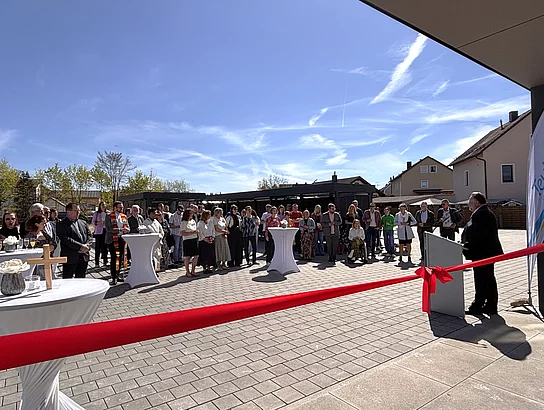 Zahlreiche Gäste verfolgen die Eröffnungsfeier unter freiem Himmel vor der neuen Bücherei.