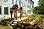 Asiatische Pagoden vor dem ehemaligen Gebäude der Katzdorfer Schule