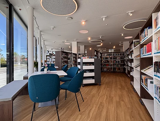 Großzügiger und moderner Innenraum der Stadtbücherei mit vielen Sitzmöglichkeiten.