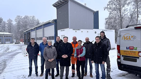 Vor dem Gebäude der neuen Heizungsanlage informierten sich alle Beteiligten gemeinsam über das umgesetzte Projekt für Bauhof und Feuerwehr.