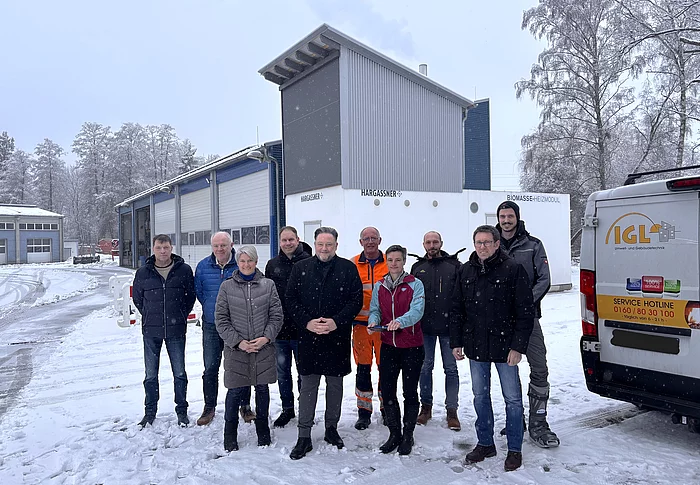 Vor dem Gebäude der neuen Heizungsanlage informierten sich alle Beteiligten gemeinsam über das umgesetzte Projekt für Bauhof und Feuerwehr.