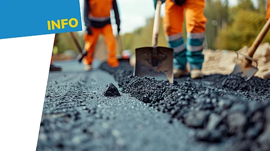 Die Grafik zeigt Bauarbeiten auf einer Straße, bei denen Mitarbeitende in orangefarbener Schutzkleidung frischen Asphalt mit Schaufeln verteilen. Sie dient als Hinweis auf eine bevorstehende Baustelle oder Verkehrsbeeinträchtigung.