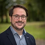 Matthias Haberl, Ortsheimatpfleger der Stadt Teublitz Ein dunkelhaariger Mann mit Brille im Portrait während er im Freien steht.