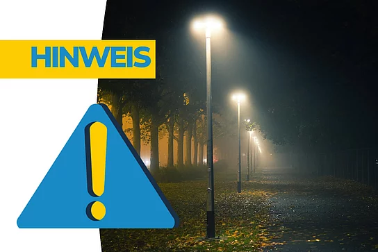 Eine nächtliche Wegszene mit beleuchteten Straßenlampen ist rechts zu sehen, während links ein großes blaues Warnsymbol mit Ausrufezeichen und der gelbe Schriftzug „Hinweis“ auf eine wichtige Information hinweist.