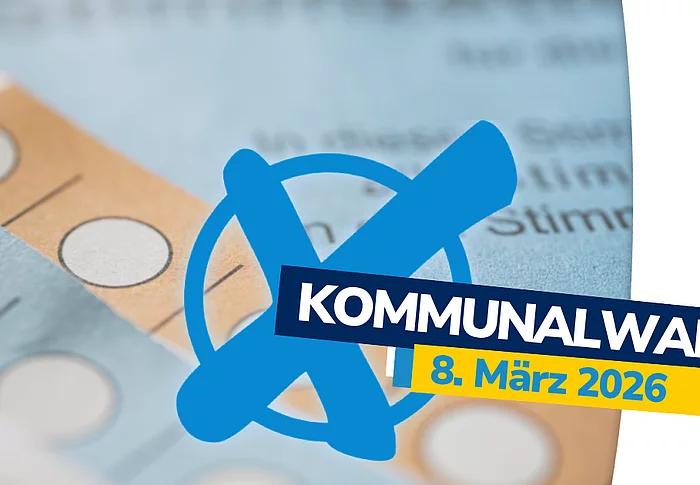 Das Bild zeigt einen grafisch gestalteten Hinweis zur Kommunalwahl. Im Hintergrund liegen unscharfe Wahlzettel mit markierbaren Kreisen. Im Vordergrund befindet sich ein großes blaues Wahlkreuz. Darüber liegt ein dunkelblauer Balken mit dem weißen Schriftzug „KOMMUNALWAHL“, ergänzt durch einen gelben Balken mit dem Datum „8. März 2026“.