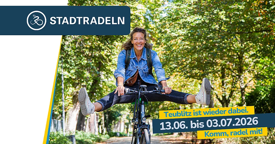 Eine lachende Frau fährt auf einem Fahrrad durch eine von Bäumen gesäumte Allee. Während der Fahrt streckt sie beide Beine seitlich aus und balanciert freihändig auf dem Fahrrad. Sie trägt eine Jeansjacke, Turnschuhe und einen kleinen Rucksack. Im Bild eingeblendet sind Hinweise zum STADTRADELN in Teublitz mit dem Zeitraum vom 13. Juni bis 3. Juli 2026 und der Aufforderung „Komm, radel mit!“.