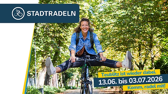 Eine lachende Frau fährt auf einem Fahrrad durch eine von Bäumen gesäumte Allee. Während der Fahrt streckt sie beide Beine seitlich aus und balanciert freihändig auf dem Fahrrad. Sie trägt eine Jeansjacke, Turnschuhe und einen kleinen Rucksack. Im Bild eingeblendet sind Hinweise zum STADTRADELN in Teublitz mit dem Zeitraum vom 13. Juni bis 3. Juli 2026 und der Aufforderung „Komm, radel mit!“.