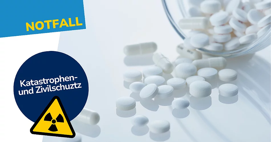 Ein grafisch gestaltetes Bild zum Thema Notfallvorsorge zeigt im Hintergrund verstreute weiße Tabletten neben einem umgekippten Glasbehälter. Im Vordergrund sind die Begriffe „Notfall“ sowie „Katastrophen- und Zivilschutz“ hervorgehoben. Ergänzt wird die Darstellung durch ein Warnsymbol für Radioaktivität, was auf den Einsatz von Jodtabletten im Katastrophenfall hinweist.