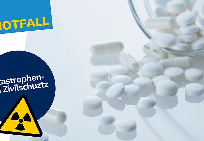 Ein grafisch gestaltetes Bild zum Thema Notfallvorsorge zeigt im Hintergrund verstreute weiße Tabletten neben einem umgekippten Glasbehälter. Im Vordergrund sind die Begriffe „Notfall“ sowie „Katastrophen- und Zivilschutz“ hervorgehoben. Ergänzt wird die Darstellung durch ein Warnsymbol für Radioaktivität, was auf den Einsatz von Jodtabletten im Katastrophenfall hinweist.