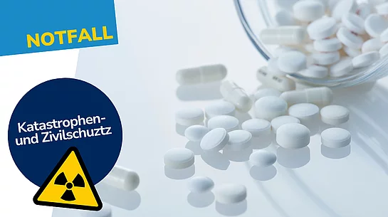 Ein grafisch gestaltetes Bild zum Thema Notfallvorsorge zeigt im Hintergrund verstreute weiße Tabletten neben einem umgekippten Glasbehälter. Im Vordergrund sind die Begriffe „Notfall“ sowie „Katastrophen- und Zivilschutz“ hervorgehoben. Ergänzt wird die Darstellung durch ein Warnsymbol für Radioaktivität, was auf den Einsatz von Jodtabletten im Katastrophenfall hinweist.