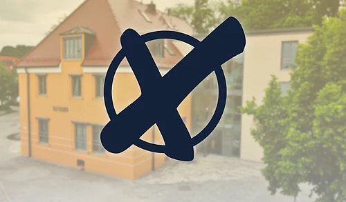 Im Vordergrund ein Stimmkreuz-Icon und im Hintergrund das Rathaus Teublitz