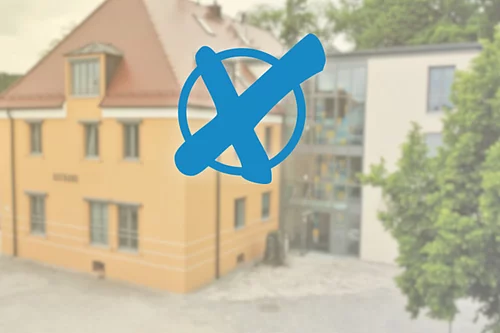 Im Vordergrund ein Stimmkreuz-Icon und im Hintergrund das Rathaus Teublitz