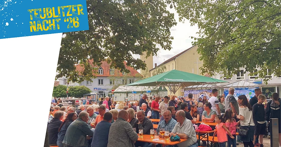 Grafik zur „Teublitzer Nacht ’26“ mit einer stimmungsvollen Aufnahme des Marktplatzes in Teublitz. Zahlreiche Besucherinnen und Besucher sitzen und stehen an Biertischen unter großen Bäumen und Sonnenschirmen, unterhalten sich und genießen den Abend. Im Hintergrund sind Marktstände und Gebäude rund um den Platz zu sehen. Oben links steht auf blauem Hintergrund der Schriftzug „Teublitzer Nacht ’26“.