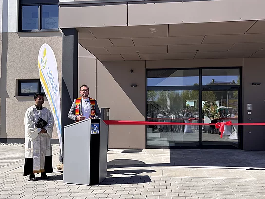 Kirchliche Segnung im Rahmen der offiziellen Eröffnung.