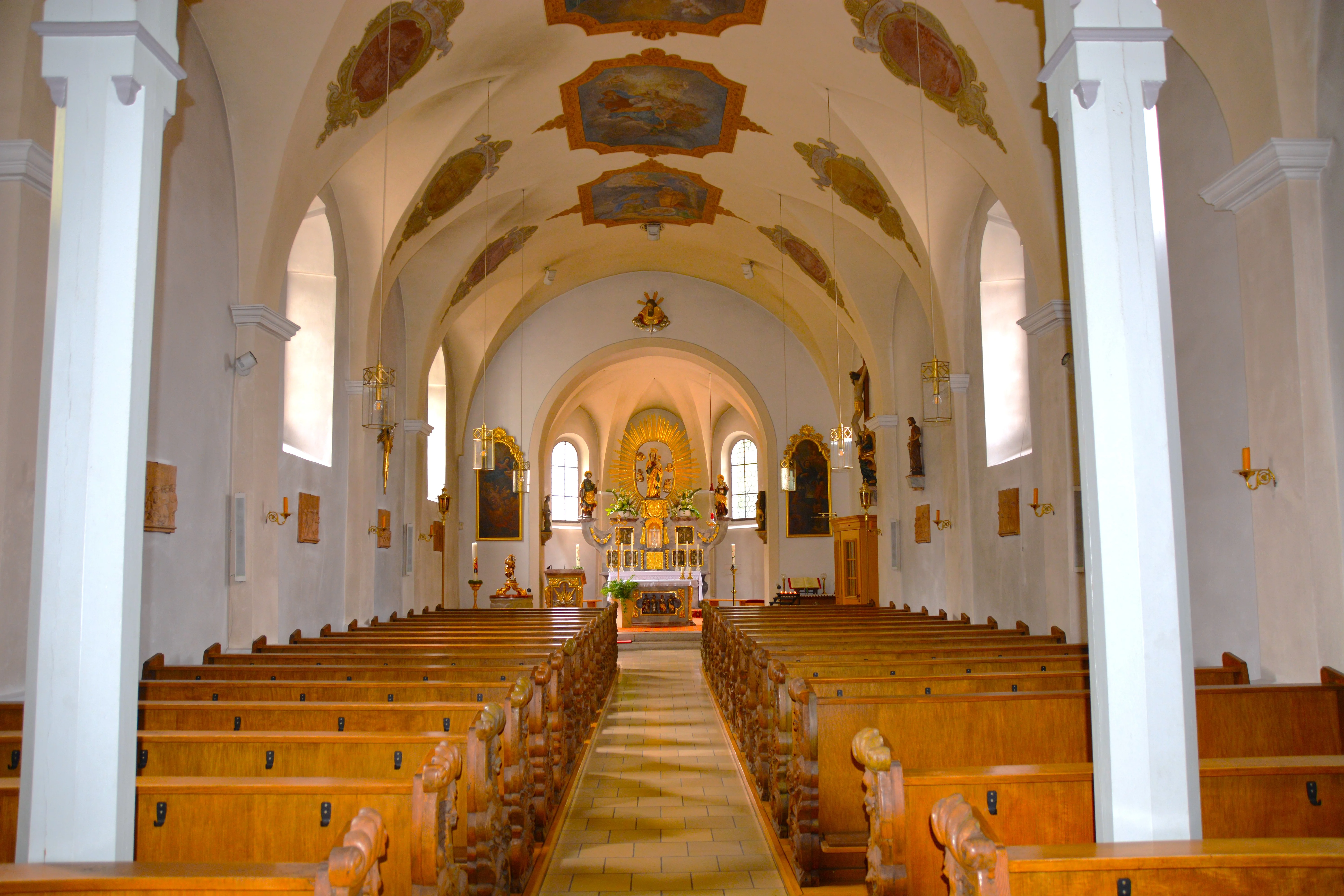 Blick ins Innere der Saltendorfer Kirche, der sehr prunkvoll mit Gold und Säulen erbaut ist.