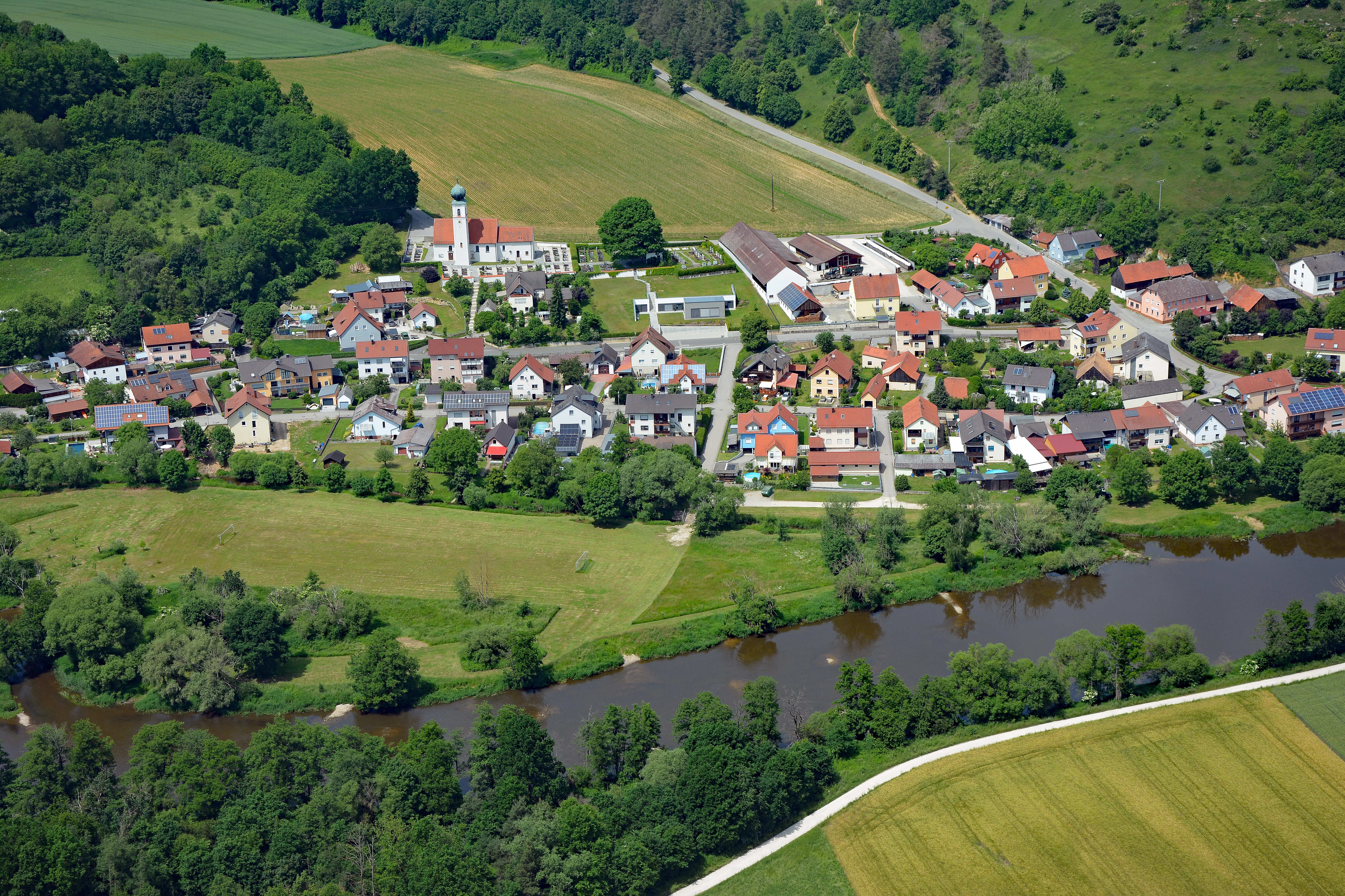 Ansicht des Dorfes Premberg mit der St. Martins Kirche im Zentrum.