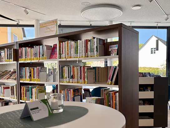 Einblick in die moderne und freundlich gestaltete Bücherei mit umfangreichem Medienangebot.