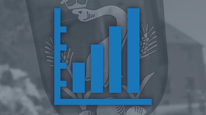Grafik einer Statistik im Vordergrund. Im Hintergrund das Wappen der Stadt Teublitz und eine Ansicht des Rathauses.