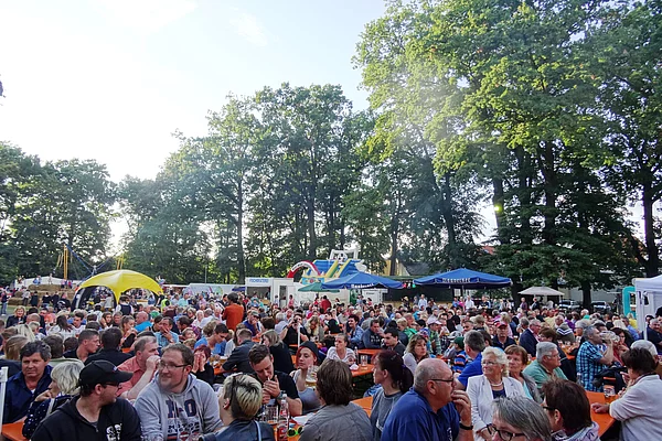 Menschenmassen am Festplatz im Stadtpark während des Bürgerfestes.