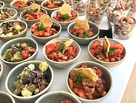 Vielfältiges Buffet mit kleinen Speisen für die Gäste der Veranstaltung.
