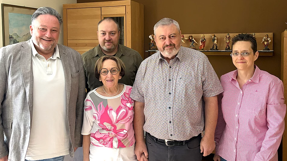 Fünf Personen stehen für ein gemeinsames Foto zusammen, darunter das Ehepaar Gerlinde und Gerhard Greiner mit seiner Familie sowie Bürgermeister Thomas Beer.