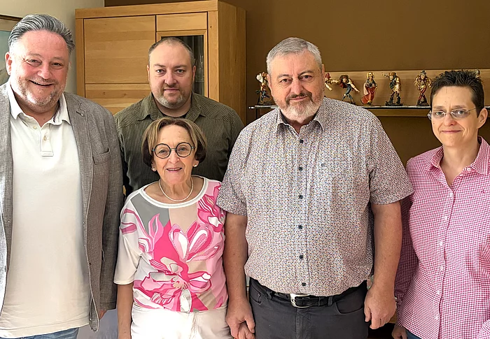 Fünf Personen stehen für ein gemeinsames Foto zusammen, darunter das Ehepaar Gerlinde und Gerhard Greiner mit seiner Familie sowie Bürgermeister Thomas Beer.