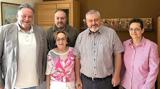 Fünf Personen stehen für ein gemeinsames Foto zusammen, darunter das Ehepaar Gerlinde und Gerhard Greiner mit seiner Familie sowie Bürgermeister Thomas Beer.