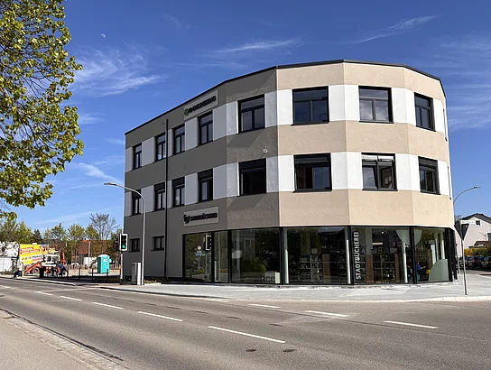 Die neue Stadtbücherei Teublitz von außen – modernes Gebäude im Stadtbild.