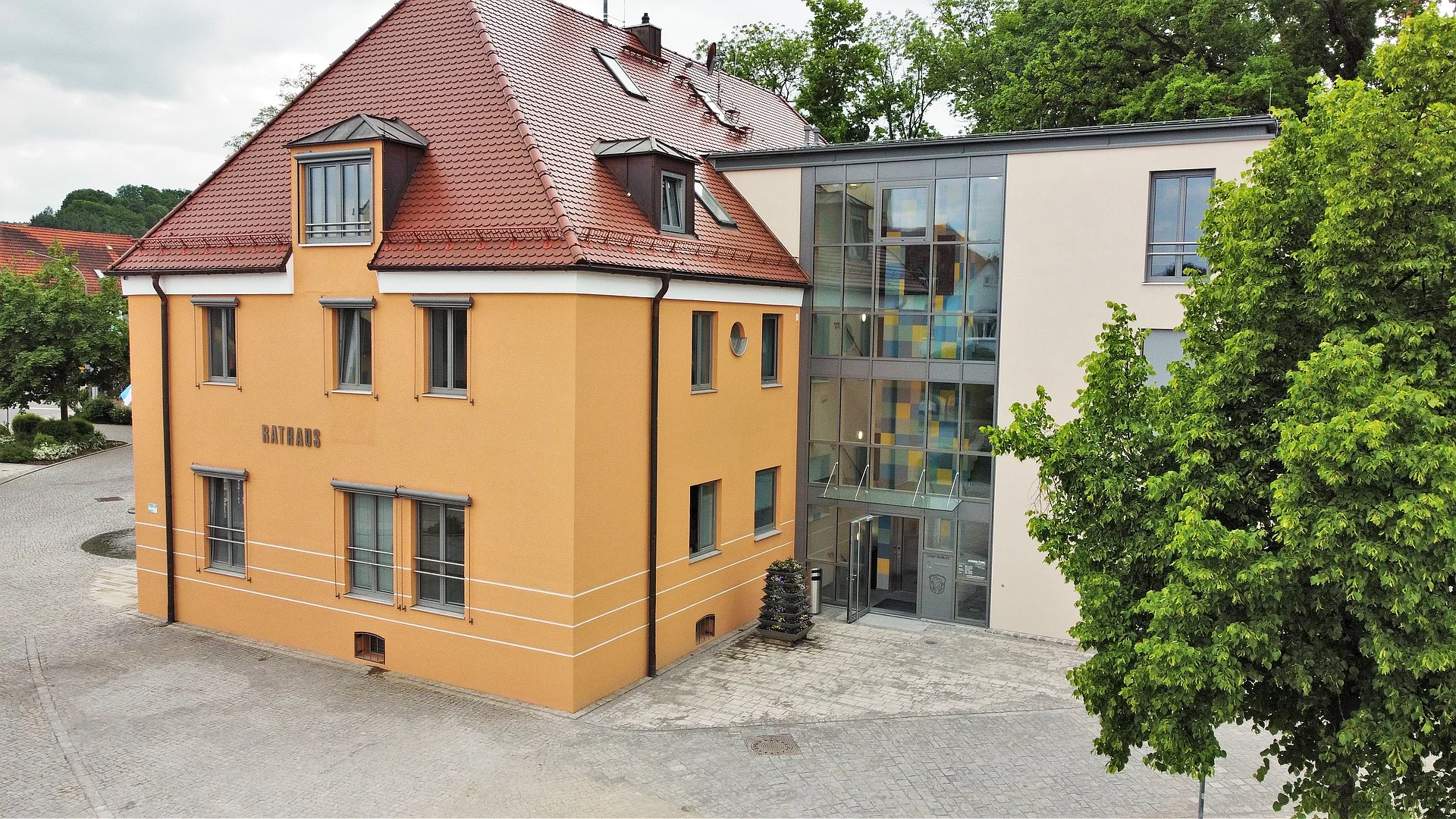 Außenansicht des Rathauses der Stadt Teublitz am Platz der Freiheit, ein mehrstöckiges Verwaltungsgebäude mit heller Fassade, mehreren Fenstern und Eingangsbereich, das von einem Vorplatz und Grünflächen umgeben ist und als Sitz der Stadtverwaltung dient.