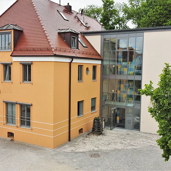 Außenansicht des Rathauses der Stadt Teublitz am Platz der Freiheit, ein mehrstöckiges Verwaltungsgebäude mit heller Fassade, mehreren Fenstern und Eingangsbereich, das von einem Vorplatz und Grünflächen umgeben ist und als Sitz der Stadtverwaltung dient.