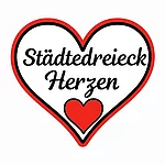 Logo des Vereins „Städtedreieck Herzen“. Ein großes, weißes Herz mit einer breiten roten Außenkontur und einer schwarzen Innenkontur. Im Inneren steht in schwarzer, geschwungener Schreibschrift zweizeilig „Städtedreieck Herzen“. Unterhalb des Schriftzugs befindet sich ein kleines, rot ausgefülltes Herz mit schwarzer Umrandung. Der Hintergrund ist weiß.