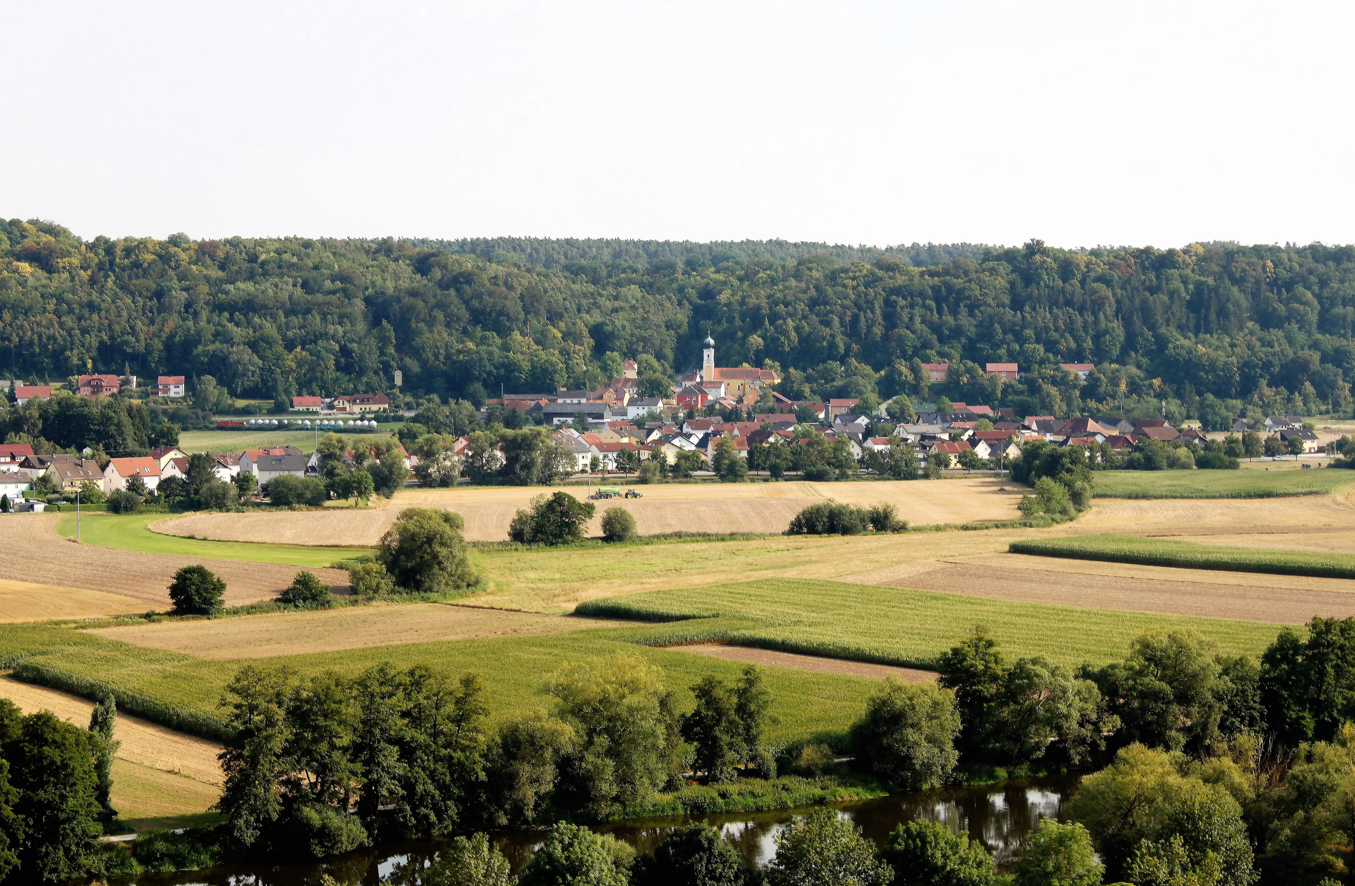 Blick über Felder und Wiesen. Im Hintergrund der Ortsteil Saltendorf mit Marienkirche.