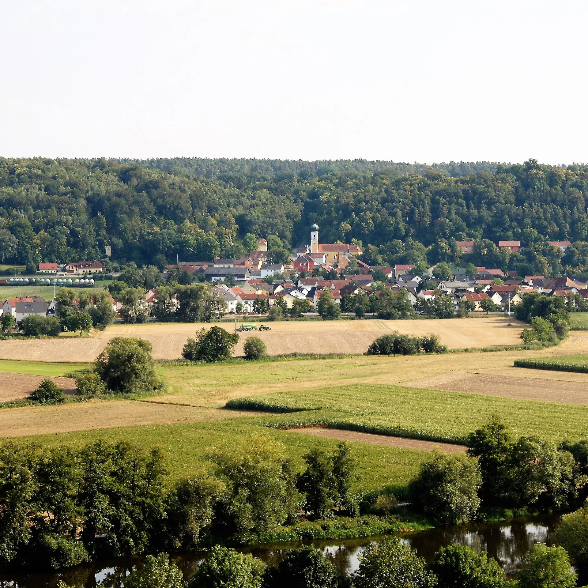 Blick über Felder und Wiesen. Im Hintergrund der Ortsteil Saltendorf mit Marienkirche.
