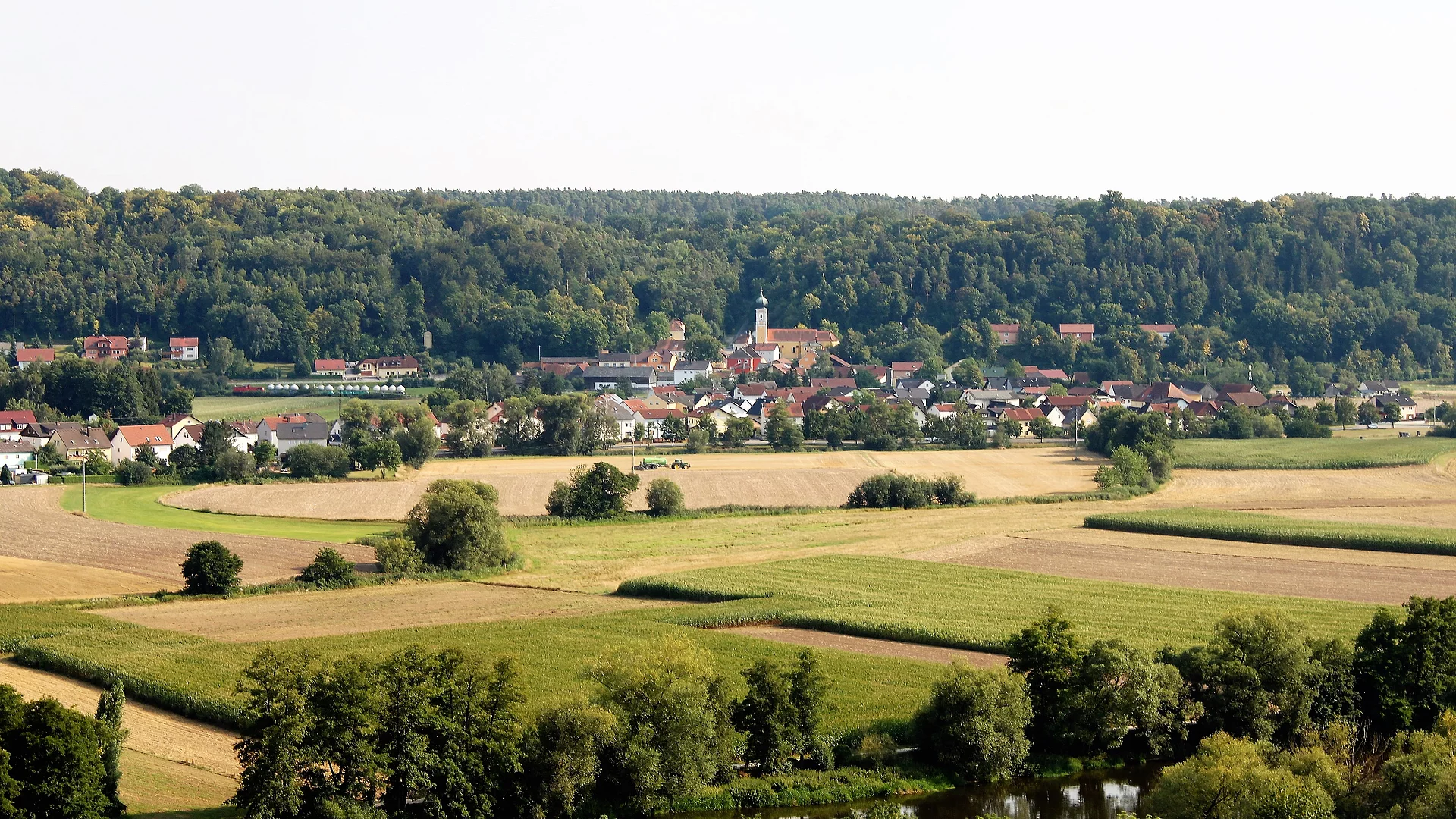 Blick über Felder und Wiesen. Im Hintergrund der Ortsteil Saltendorf mit Marienkirche.