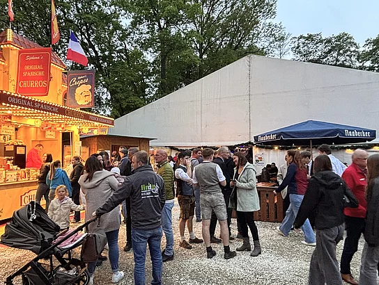 Geselliges Treiben auf dem Volksfestplatz: Zahlreiche Besucherinnen und Besucher genossen die besondere Atmosphäre.