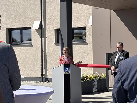 Ansprache einer Rednerin zur Bedeutung der neuen Stadtbücherei.