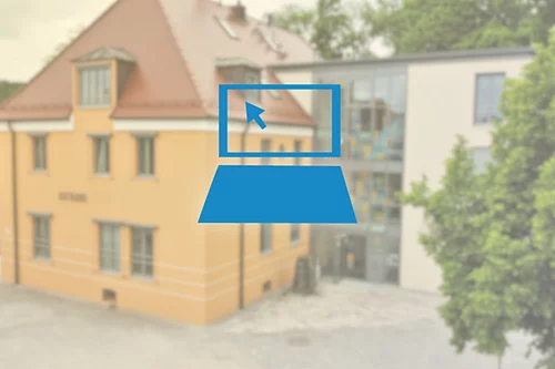 Im Vordergrund ein Laptop-Icon und im Hintergrund das Rathaus Teublitz