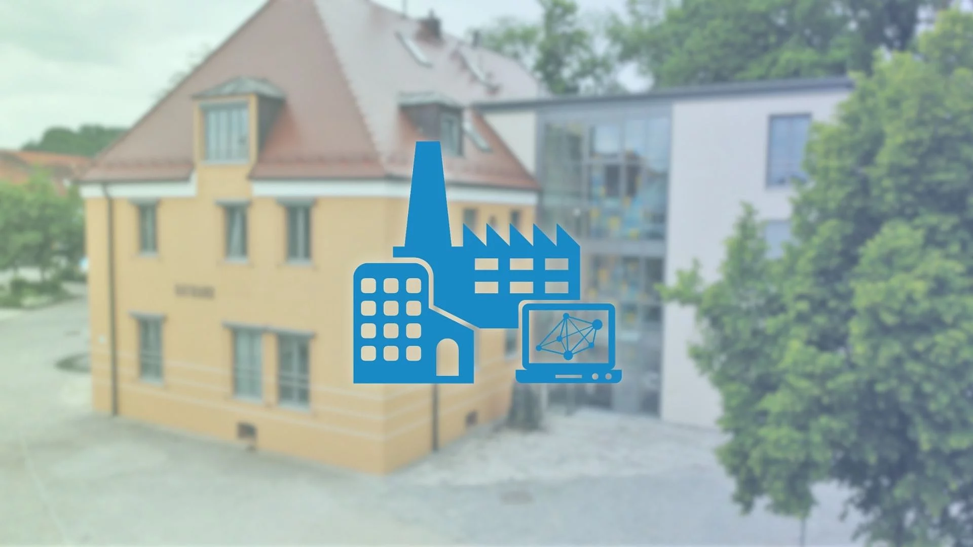 Symbole für Unternehmen, Industrie und Technologie vor einer Ansicht des Teublitzer Rathauses.