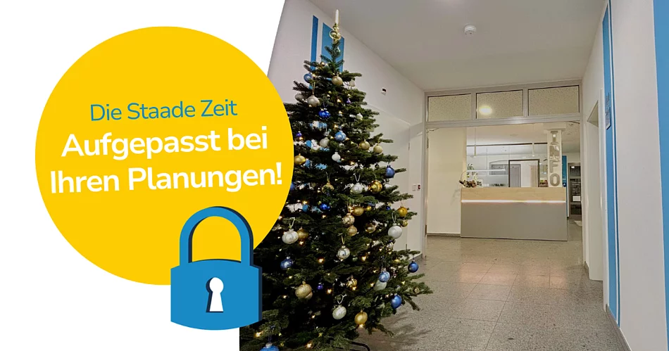 Das Bild zeigt einen festlich geschmückten Weihnachtsbaum im Foyer des Rathauses, ergänzt durch eine grafische Hinweistafel, die auf die besonderen Schließzeiten während der „Staaden Zeit“ aufmerksam macht.