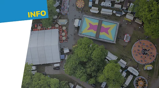 Luftbild des Teublitzer Volksfestes mit Festzelt, Fahrgeschäften und Buden im Stadtpark, das als Symbolbild für die geplante Weiterentwicklung der Veranstaltung dient.