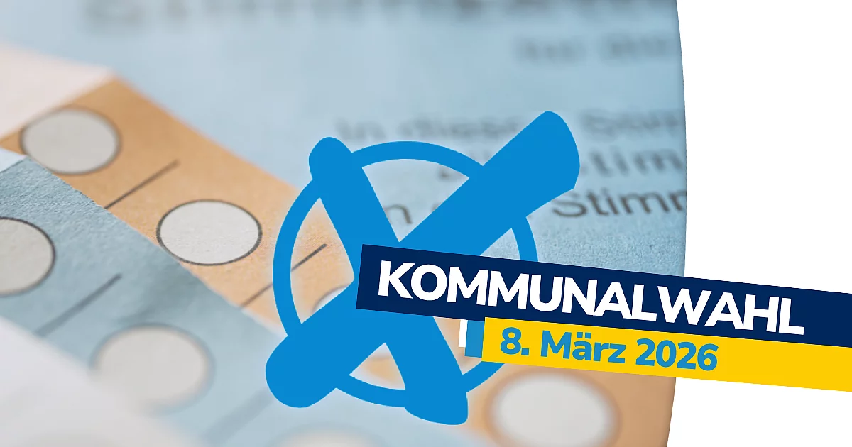 Das Bild zeigt einen grafisch gestalteten Hinweis zur Kommunalwahl. Im Hintergrund liegen unscharfe Wahlzettel mit markierbaren Kreisen. Im Vordergrund befindet sich ein großes blaues Wahlkreuz. Darüber liegt ein dunkelblauer Balken mit dem weißen Schriftzug „KOMMUNALWAHL“, ergänzt durch einen gelben Balken mit dem Datum „8. März 2026“.