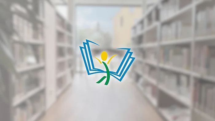 Unscharfer Hintergrund mit Bücherregalen in einer hellen Bibliothek. Zentral eingeblendet ist das Logo der Stadtbücherei beziehungsweise des Online-Katalogs: ein stilisiertes geöffnetes Buch in Blau mit einer abstrakten Figur in Grün und Gelb in der Mitte. Die Grafik wirkt modern und symbolisiert Lesen sowie Begegnung.
