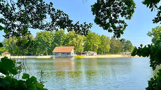 Blick von der anderen Uferseite der Badestelle "Höllohe" Teublitz in Richtung des Aufseherhauses der Wasserwacht Teublitz.
