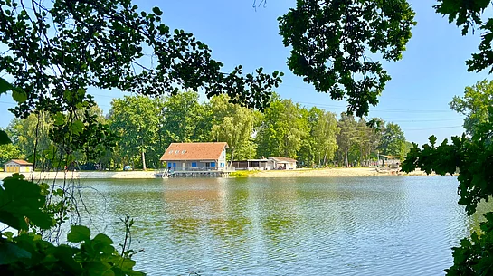 Blick von der anderen Uferseite der Badestelle "Höllohe" Teublitz in Richtung des Aufseherhauses der Wasserwacht Teublitz.