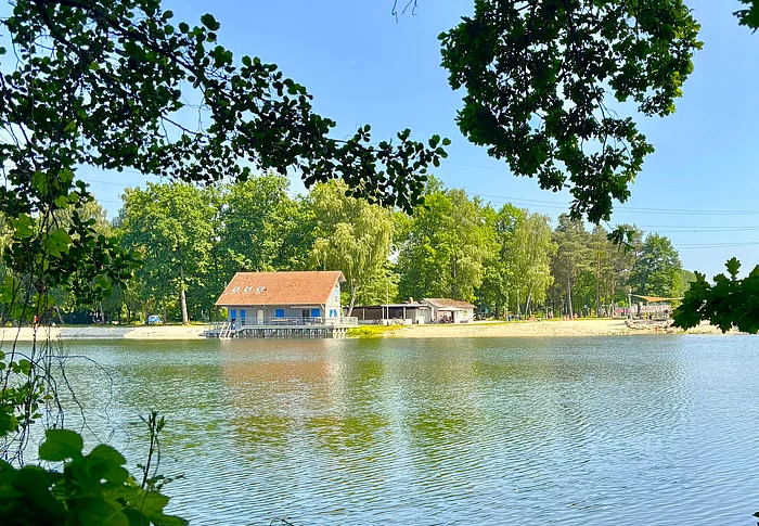 Blick von der anderen Uferseite der Badestelle "Höllohe" Teublitz in Richtung des Aufseherhauses der Wasserwacht Teublitz.
