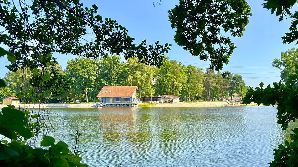 Blick von der anderen Uferseite der Badestelle "Höllohe" Teublitz in Richtung des Aufseherhauses der Wasserwacht Teublitz.
