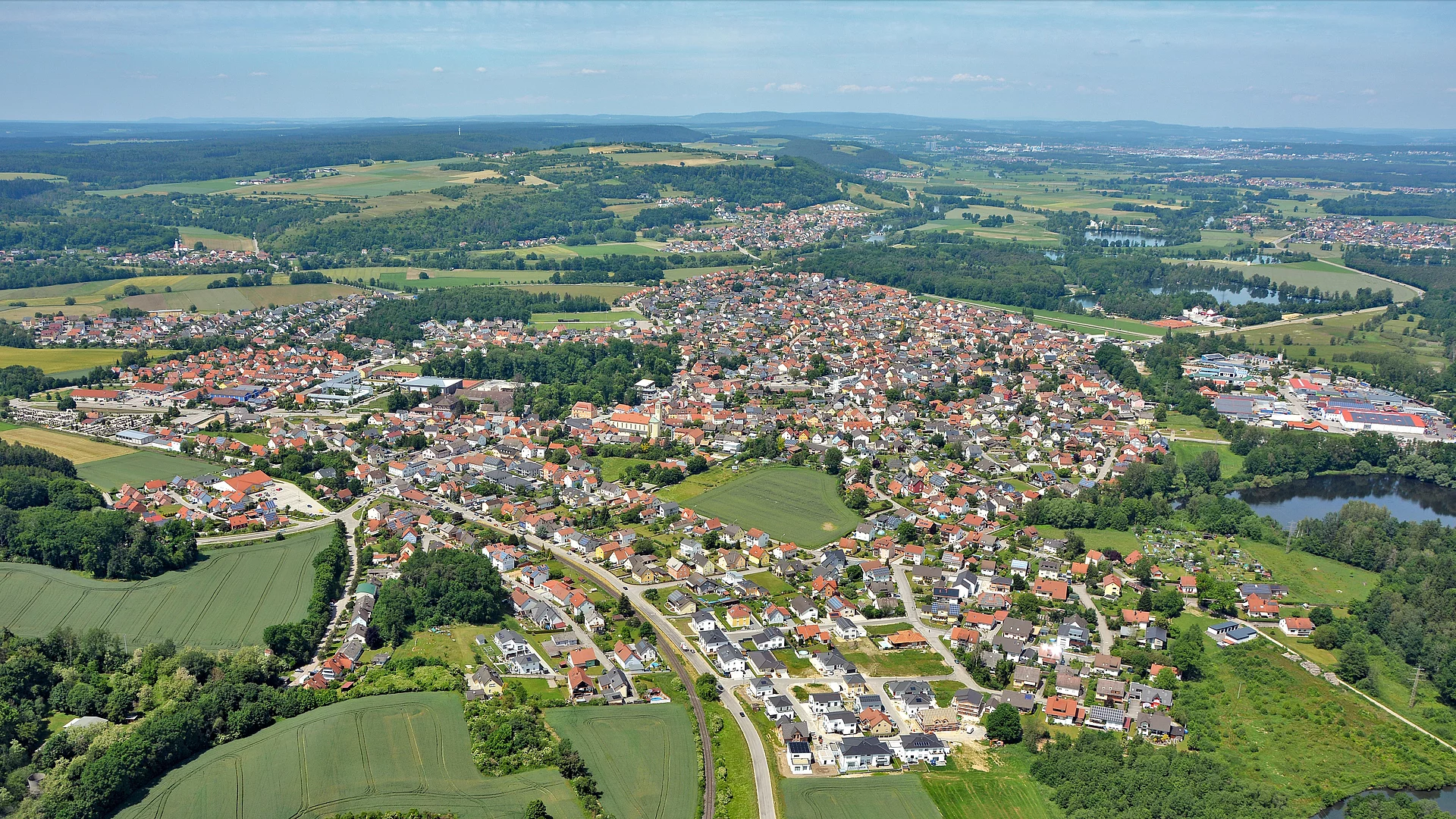 Blick auf das Stadtgebiet von Teublitz aus der Sicht eines Flugzeugs. Am Hintergrund der Horizont.
